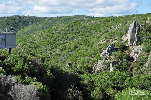 O Rodrigo no alto do mirante no parque Salto del Penitente, na região de Villa Serrana, no Uruguai